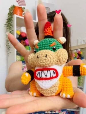 Llego Tutorial y Patrón escrito de Bowser Jr Amigurumi, nuestro Bowser ha hecho historia, así que este año su nene no nos podia faltar, que tanto te gusto del 1-10? 🧡 #gretawings #amigurumis #mariobros #bowser 