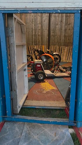Life in the shadows of the wall!

#texastornado
#Tony lee
#reablehellriders
#filthygringos 
#destroyergarage