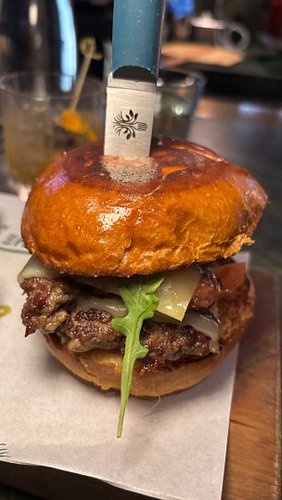 Burger review that turned into more of a restaurant review. @theblockatwoodshill is a fantastic choice for dinner. They const...