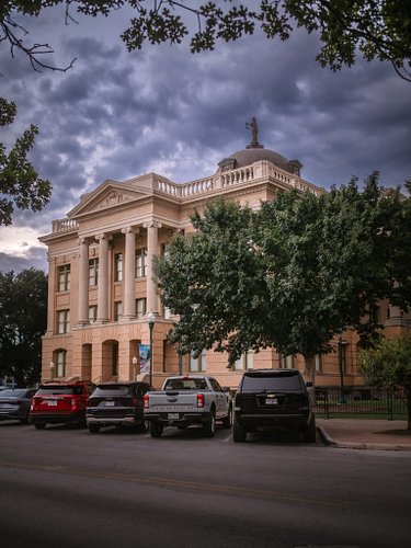 Cloudy courthouse

Taken while wandering with @austinphotowalkers