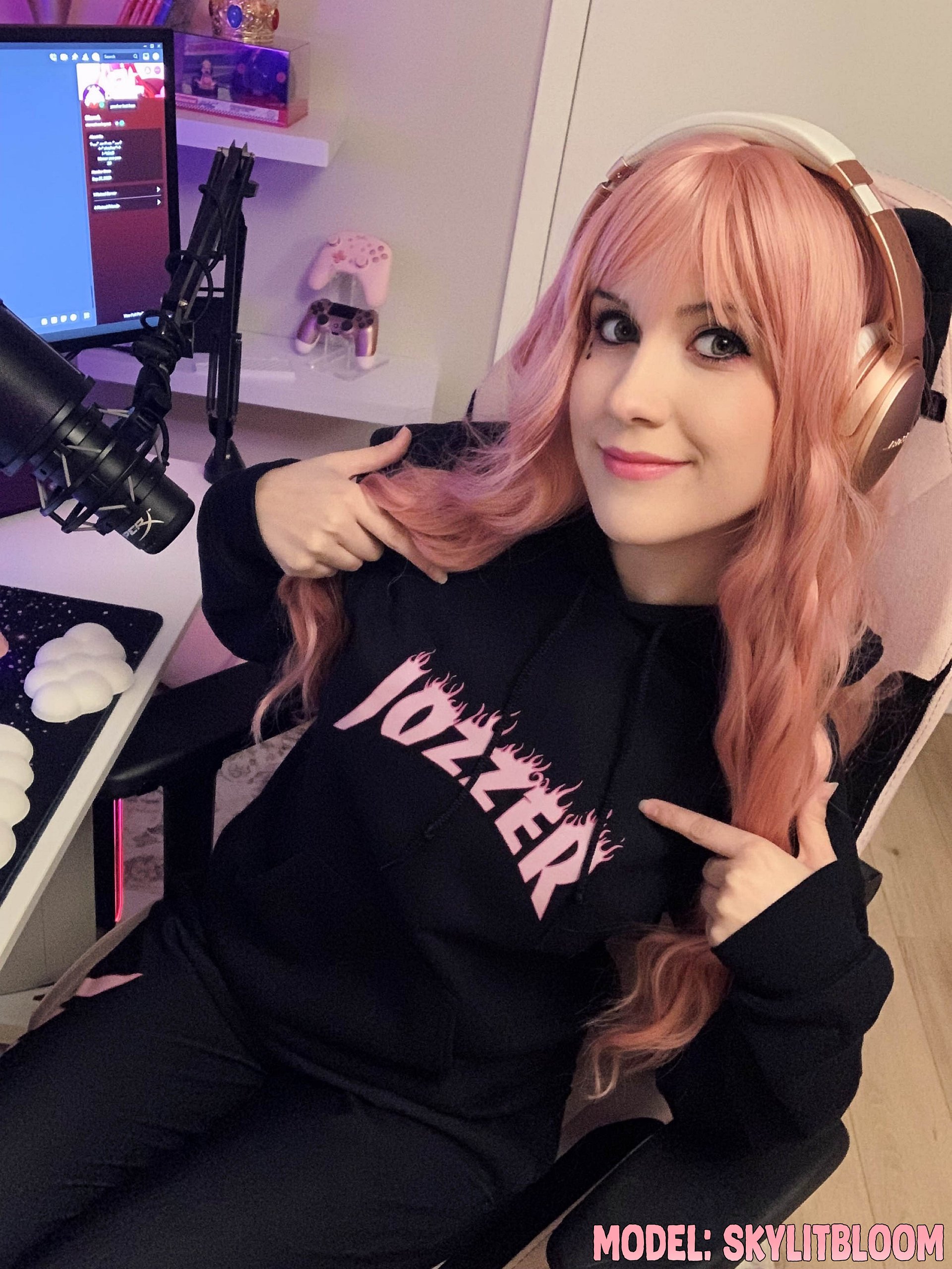 Pixel Pink Jozzer - Hoodie product image (2)