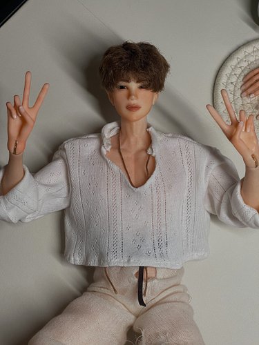 New hand pose. New shirt. I’ve changed his name to “Meadow”. He looks so sweet and pure.