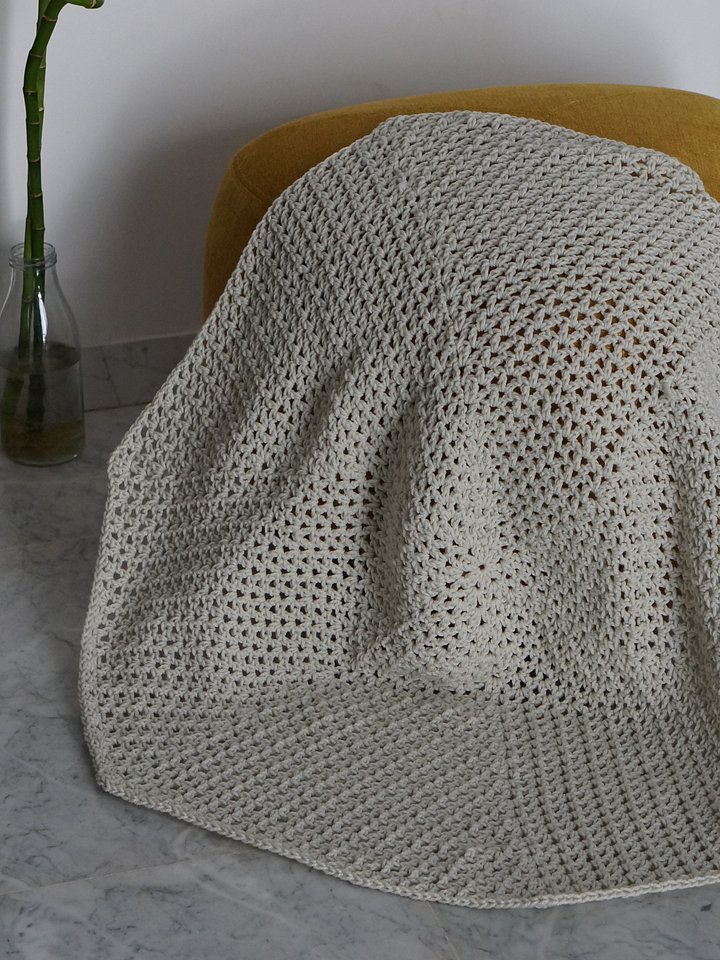 White v stitch round blanket product image (1)