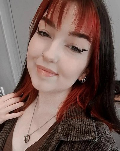 I forgot to show my IG friendos that I cut my bangs myself✂️ does anyone peep the spectral steed ring? 👀

#twitchgirl #twitch...