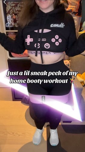 So unnatural to film this😅 But at least I tried 😂 
#homeworkout #dumpbell #kettlebell #nomakeup #norway🇳🇴 #norwegiangirl #hom...