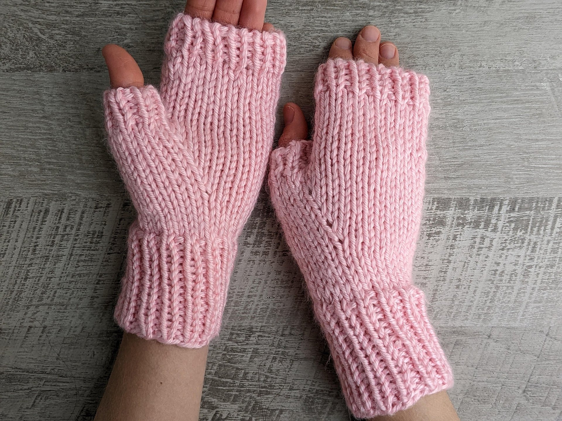 Chunky Knit Fingerless Gloves Pattern product image (9)