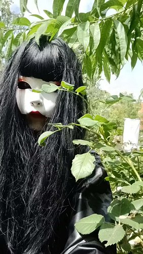 Taking a break between filming scenes for #hyldr video.
#gothic fun in #rose garden