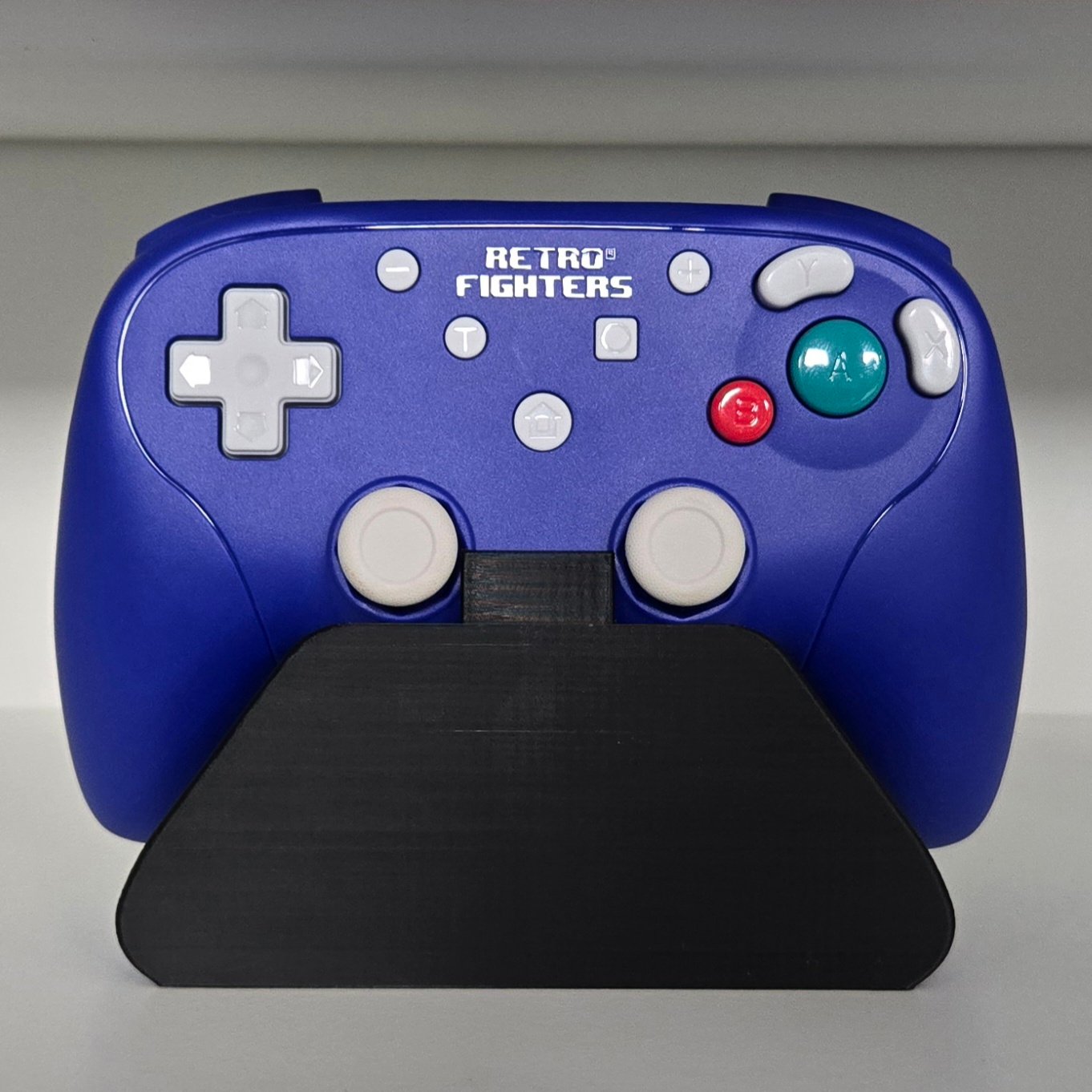 Retro Fighters BladeGC Wireless GameCube Controller Stand product image (2)