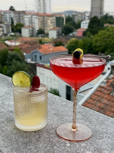 Recording a “Very Special Episode” of @cliffhangersandcocktails calls for TWO cocktails. #elsanoincrível #felizano2026