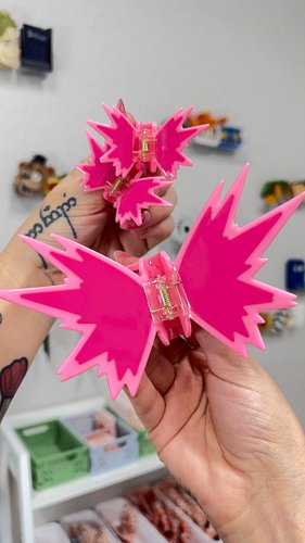 HI EVERYONE!!!

The pink Bakugo Hair Claw drops Friday at 5PM EST!! 

Here is a size comparison for everyone new here!!! 

#b...
