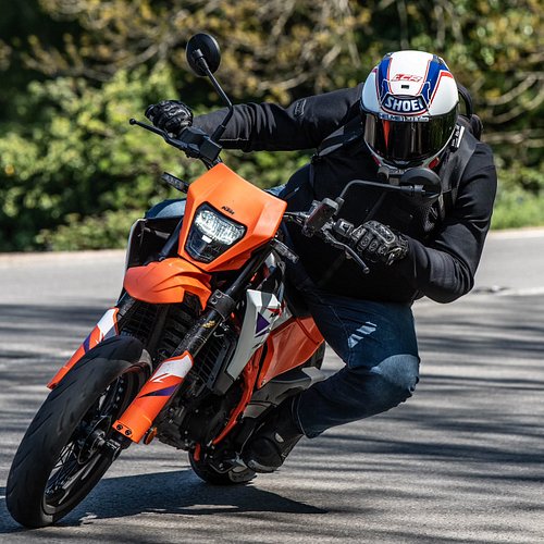New video for your wet Saturday viewing! The awesome little @ktm_uk 390 SMCR review is now LIVE 🔥

Great picture by @toofastm...