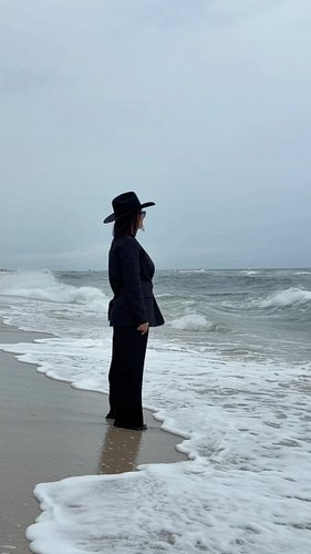 The forecast said dramatic. I dressed accordingly 🖤🌊

#ocean #waves #storm #blacksuit