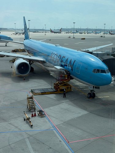 This past week we tried out @koreanair First Class from ICN-IAD. This was a great length for a flight in this cabin. We were ...