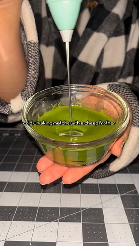 cold whisking matcha with a cheap frother. it’s so wiggly, but it gets the job done ✔️
what i used:
• 1 scoop ceremonial matc...