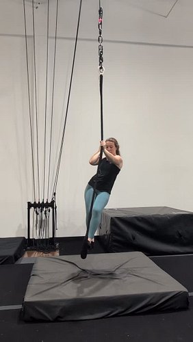 Ever wondered what our Intro to Aerial class looks like? This is a day 1 trapeze skill!