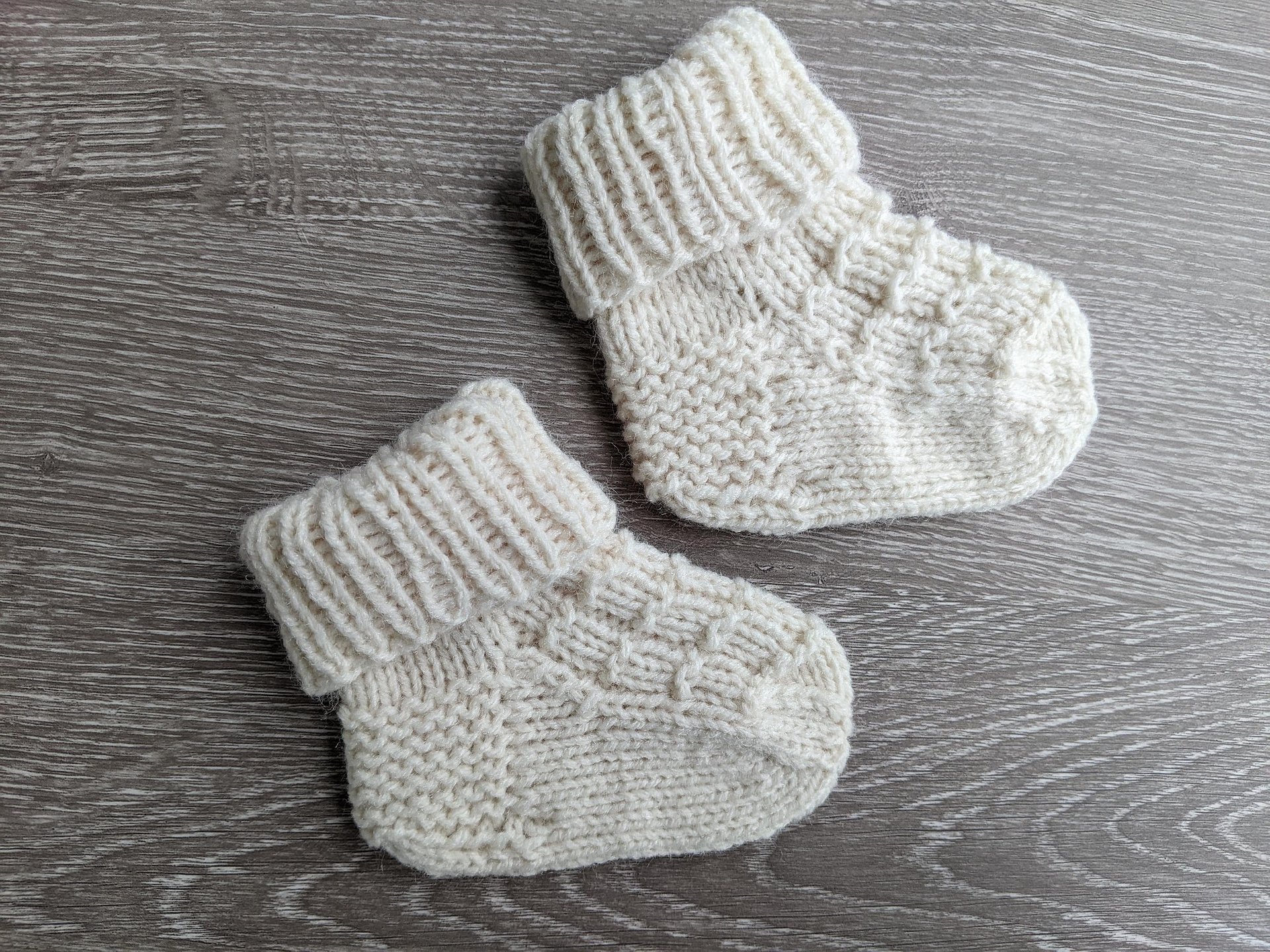 Easy Knit Newborn Baby Socks Pattern product image (4)