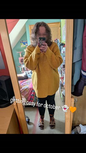 getting cosy for october 👻🧡
.
.
.
.
.
#cozyvibes #october #selfietime