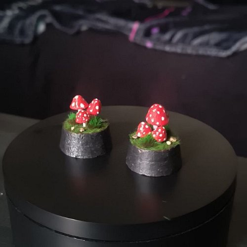 New item in my Etsy store! Glow in the dark mushroom Cloche 🍄

Link in bio as always gang x

#sazdzart #mushrooms #miniatures...