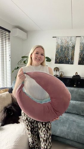 Trying out my new craft pillow! 🧶 #gifted 
Last week I tried the pillow at the @handwerkbeurs and immediately noticed what a ...