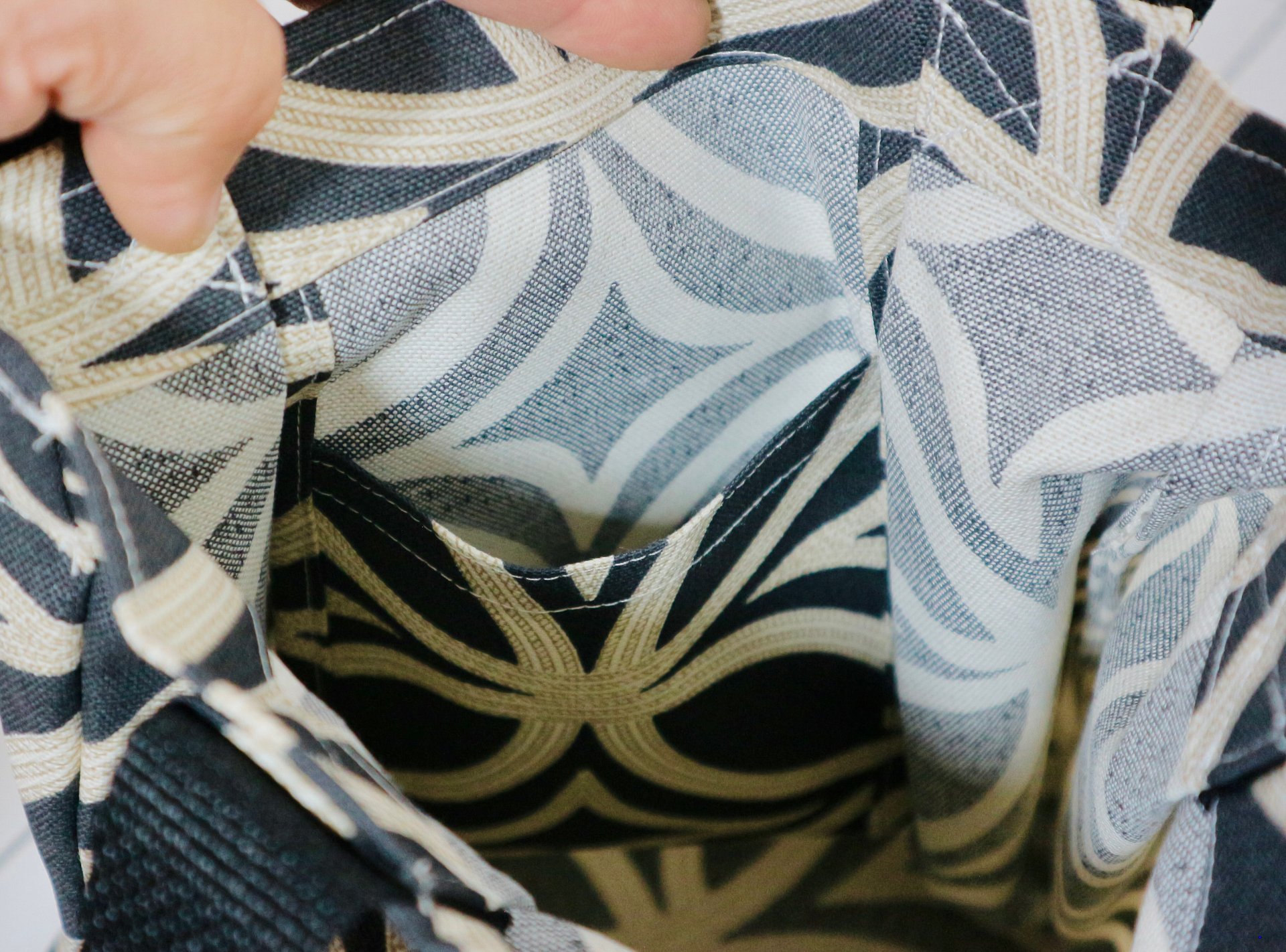 Triangle Tote Bag / Tragetasche dreiecksform product image (3)