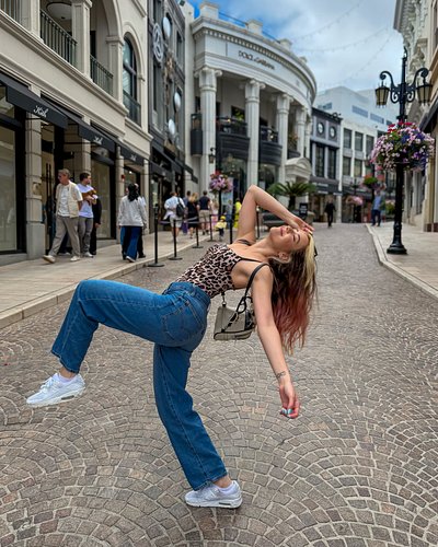 Just a quick traffic interruption💃