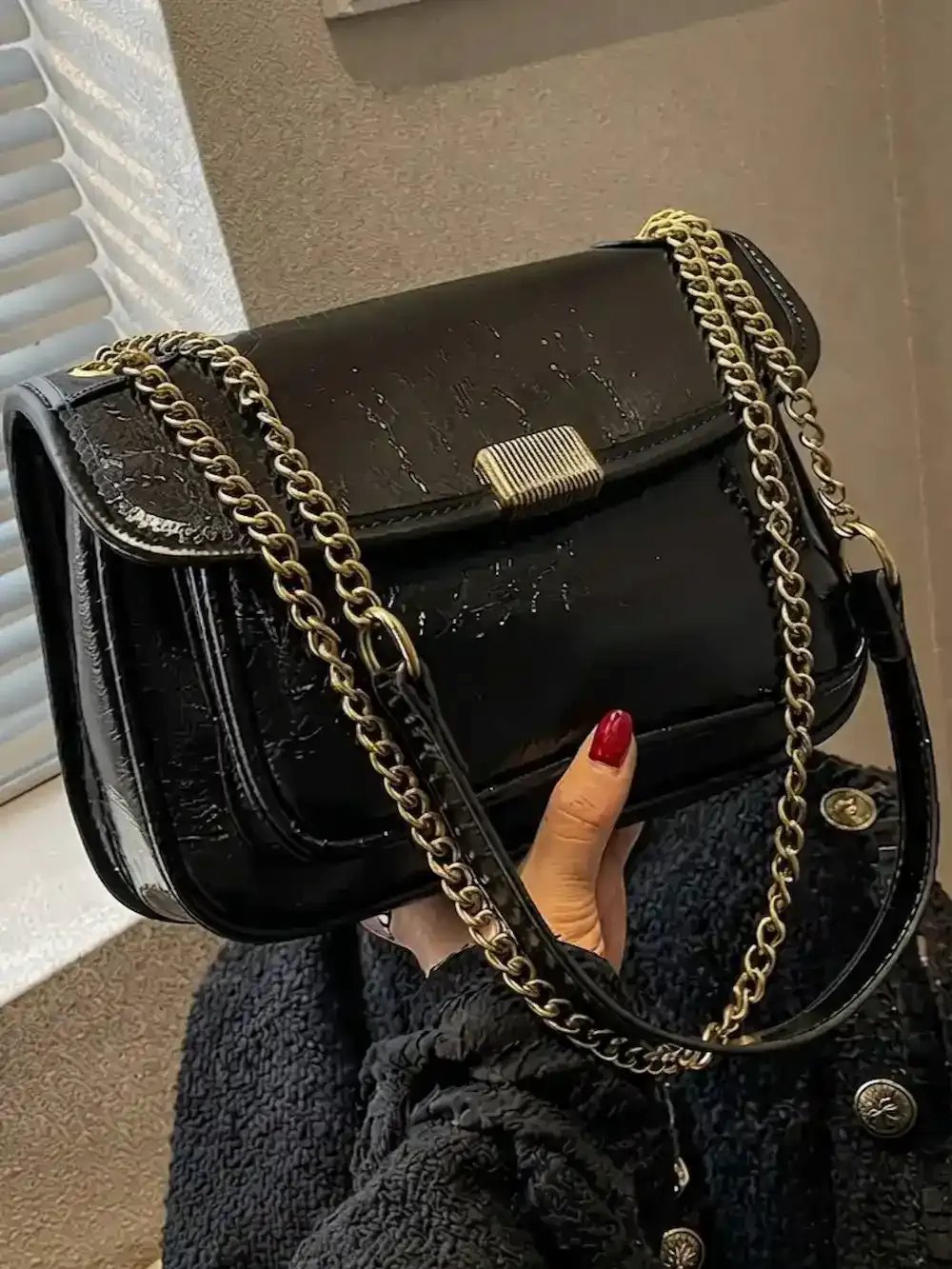 حقيبة كتف نسائية جلد أسود فخمة - شنطة يد كروس بسلسلة ذهبية وتصميم عصري أنيق - حقيبة يومية عملية واسعة للمناسبات والجامعة والعمل product image (1)