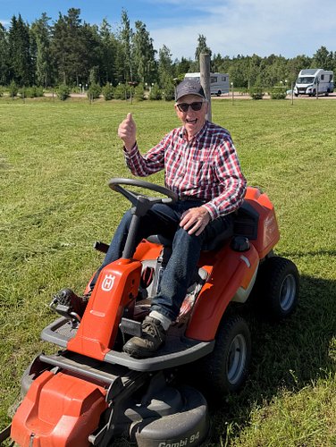 ❤️ 🐄🚜🐎🚍 Från mjölkkor till husbilar ❤️

Det kan hända att ni stöter på den här unge mannen ute på området. 😄 Kanske på gräskl...