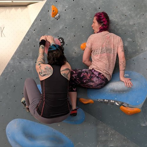 A partner boulder in 4 pictures 😖🤔😃🤣
Sorry but also thank you @_trochilida_ 🤗

#bouldering #partnerboulder #fun #friends