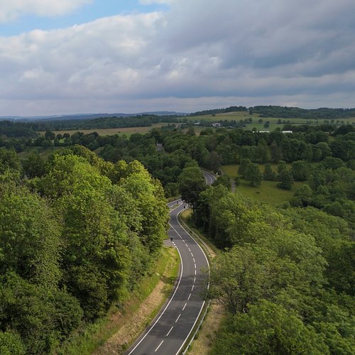 Nog eentje uit de Eifel-serie.
Deze slingerweg loopt tussen de meren bij Daun door en is precies het soort weg waar ik graag ...