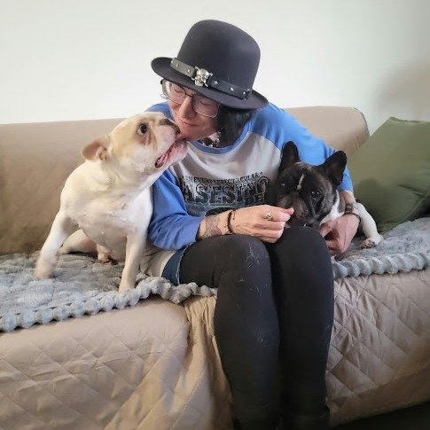 I get tipped in kisses! 😂🐾❤️ 
Pachi and Lincoln made it safely home to Dallas after their ride from Mexico. Long drives, bord...