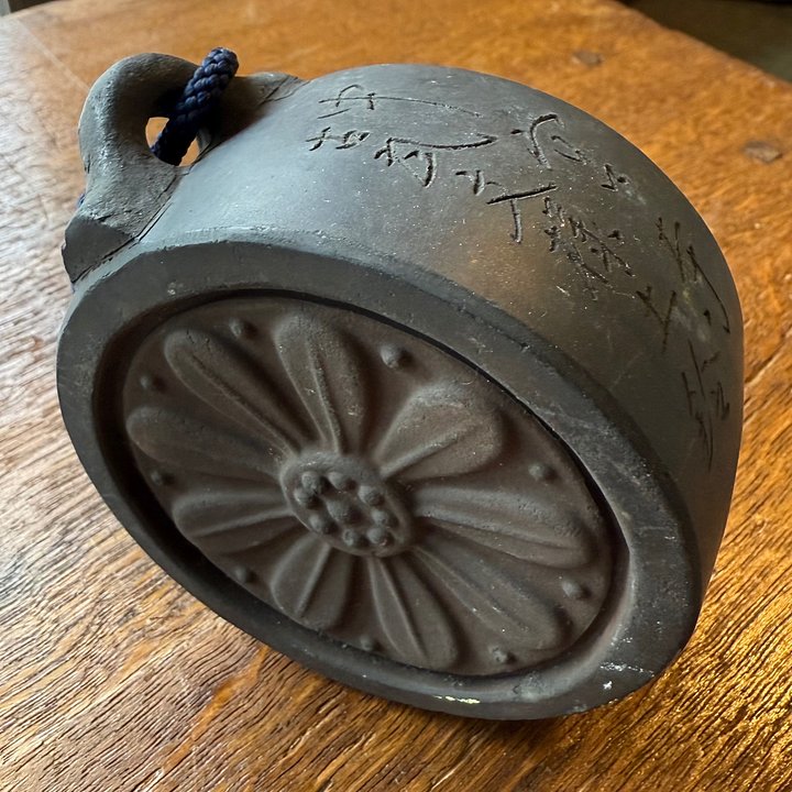 🎎 Ceramic Kawara Bell with Kamon Crest 家紋 – Japan Antique Roadshow product image (1)