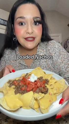 Loaded Nachos 
•
#NachoRecipe
#GroundBeefRecipes
#EasyDinner 
#TexMexRecipes
#loadednachos