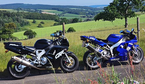 Beautiful morning for some 90's sportsbike action 👌