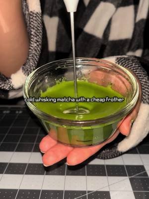 cold whisking matcha with a cheap frother. 🌱 matcha powders by microingredients #coldwhiskedmatcha #froth 