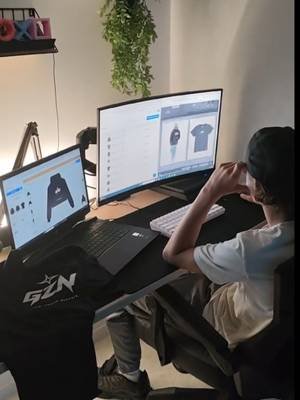Les coulisses du projet. ​Pendant que la ville dort, on peaufine les derniers détails du site. Créer une marque à partir de zéro, c'est des heures de réglages et de doute, mais la vision reste intacte :  BUILD. FOCUS. ELEVATE. ​Plus que 5 jours avant l'ouverture officielle.  Merci à tous ceux qui croient au projet depuis le début 💫 #buildfocuselevate #GZN #STREETWEAR #mindsetmatters #drop 