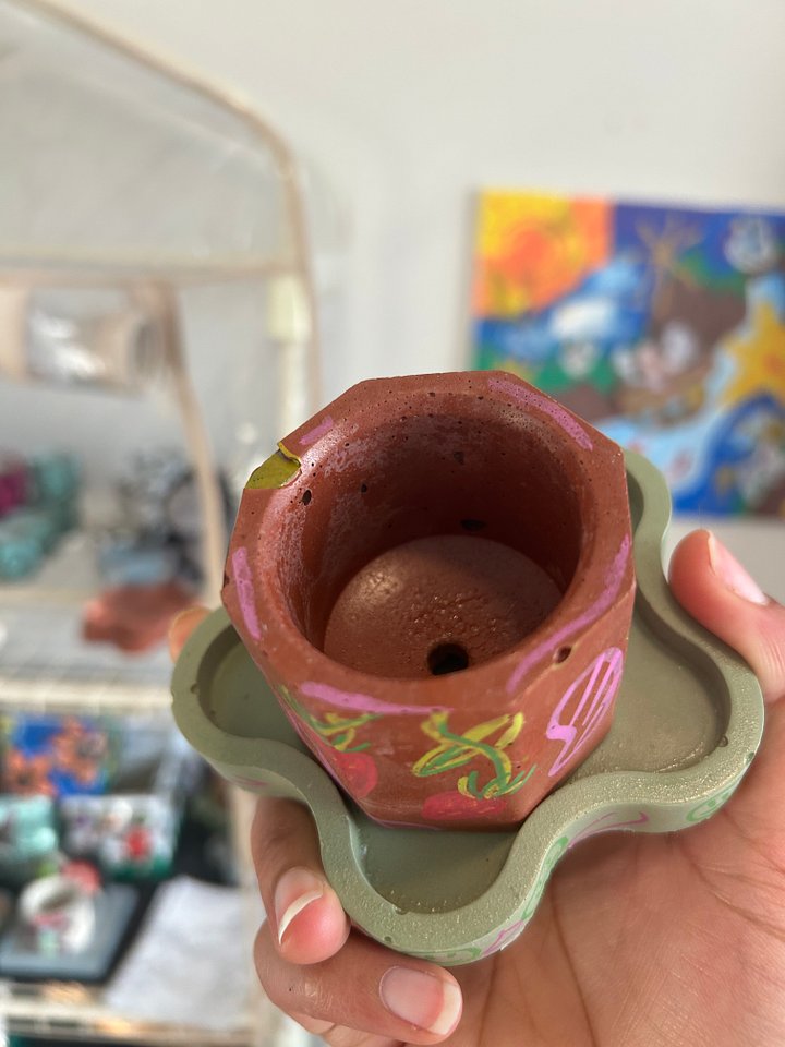 Very pretty strawberries 1-1 original painted cement plant pot and tray product image (2)