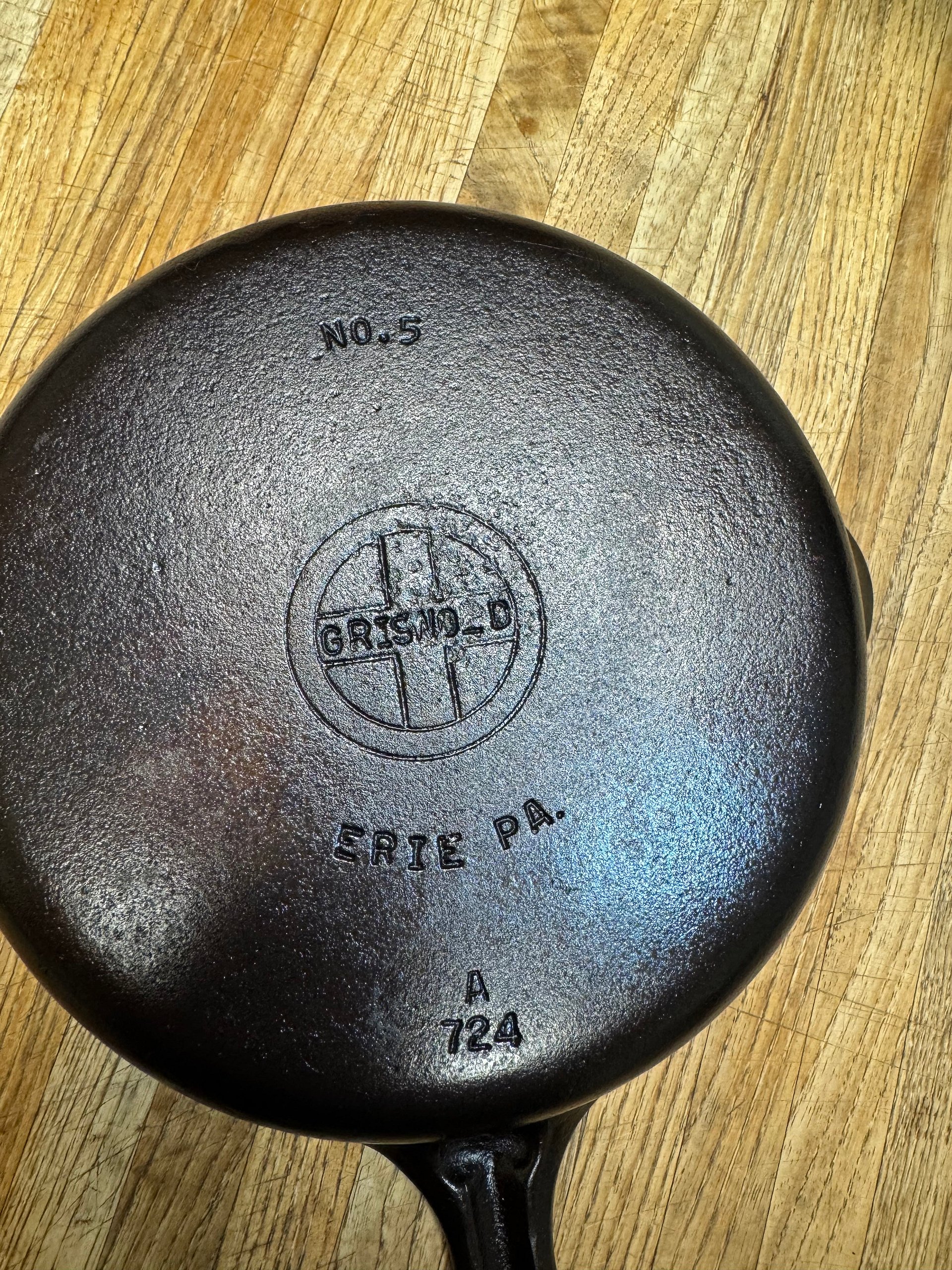 Vintage Griswold SBL #5 Cast Iron Skillet (Grooved Handle) product image (3)
