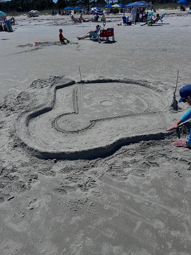 🏖️Walking on the beach and Camden Yards was being built from sand!! Give this guy a hand 👏

#baseball #mlb #stadiums #beach #...
