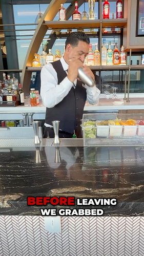Come on a tour of @delta’s Sky Club lounge at @flylaxairport’s Terminal 3, including its awesome Sky Deck terrace views.

#de...
