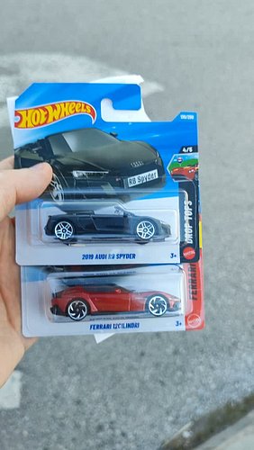 Great fast hunt with the new Audi R8 and Ferrari 12 Cilindri.

Do you like them? Have you already got them in your collection?