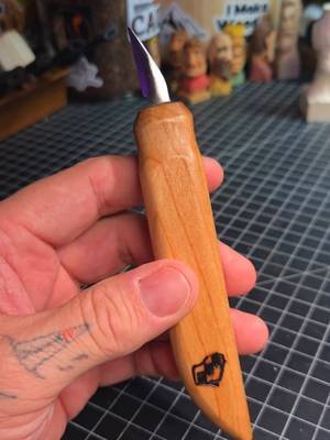 New Detail knife acquired.  already sprayed the handle with lacquer to protect the signatures.  😀 @BadgerStateBlades  #woodcarving #woodart #knife #knifelife #whittling 