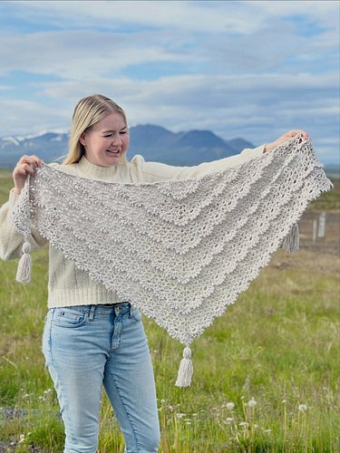New: the Izabela Shawl! Comment ‘pattern’ for the free pattern. 🥰

This triangle shawl is beautifully textured and made using...