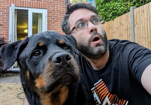 I'm sure every pet owner knows the fun of trying to get a good selfie with them.
#rottie #rottweiler #selfie #dogsofinstagram...