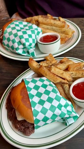 Trying a new tavern’s burger in South Boston @motherseasttavern 
An absolutely fantastic place, but how was their burger? 
Fo...