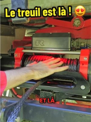 Puisque nous intervenions sur l’installation électrique du porteur, autant en profiter pour apporter quelques améliorations supplémentaires ! Première étape : sécuriser les batteries du RedTruck. Nous avons fabriqué de petites cales pour éviter qu’elles ne bougent, puis nous les avons solidement sanglées. Même si une fixation existe déjà entre les deux batteries, invisible dans la vidéo, nous avons préféré ajouter une seconde sécurité pour éviter tout mouvement sur les pistes. Ensuite, nous avons fait un peu de ménage dans les branchements électriques ! Tous les accessoires qui étaient directement raccordés aux bornes des batteries ont été déplacés vers un busbar. Cela permet de simplifier l’installation et de limiter les risques de desserrage des connexions sous l’effet des vibrations. Car une mauvaise connexion peut provoquer des arcs électriques. Nous en avons déjà fait les frais par le passé… Alors cette fois, on corrige nos erreurs ! Une fois tous les branchements terminés, quel bonheur de voir notre nouveau treuil s’allumer pour la première fois ! 😍 Nous en avons profité pour effectuer un premier petit test et sortir tout notre matériel de récupération. Bien sûr, ce n’était pas encore un essai en conditions réelles, mais plutôt l’occasion de vérifier que nous disposions de toutes nos poulies et de nos accessoires, et que tout était correctement lubrifié et graissé. #winch #treuil #redwinches #RedTruck #4x4 