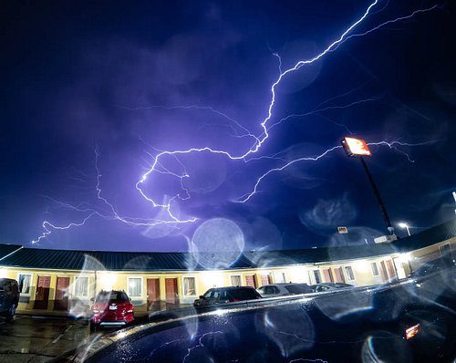 Tu décharges la voiture devant la porte de l'hôtel, laissant une caméra en mode time-lapse sur le toit, qui continue de filme...