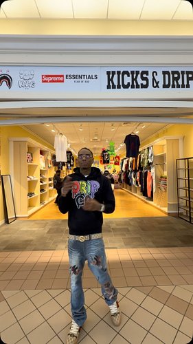 We’re officially in our first store! 🙏🏾🙏🏾 pull up to @kicks_and_drip_back and come shop now 🔥 🔥 🚨 #souljaboy #dripco #kicksan...