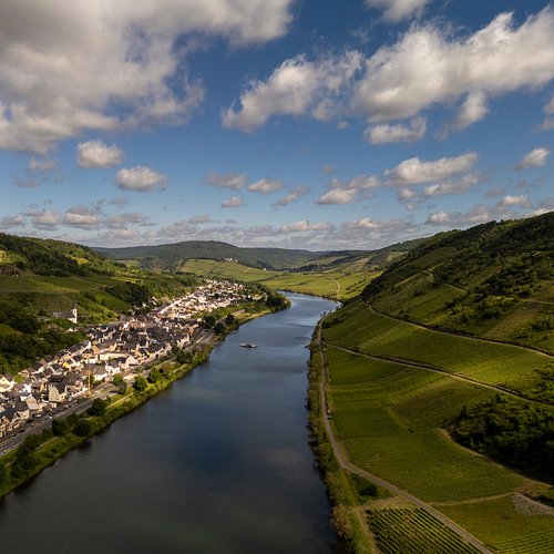 Een van de mooiste uitzichten tijdens mijn rit door Duitsland. In het midden kronkelt de Moezel door het landschap, rechts de...
