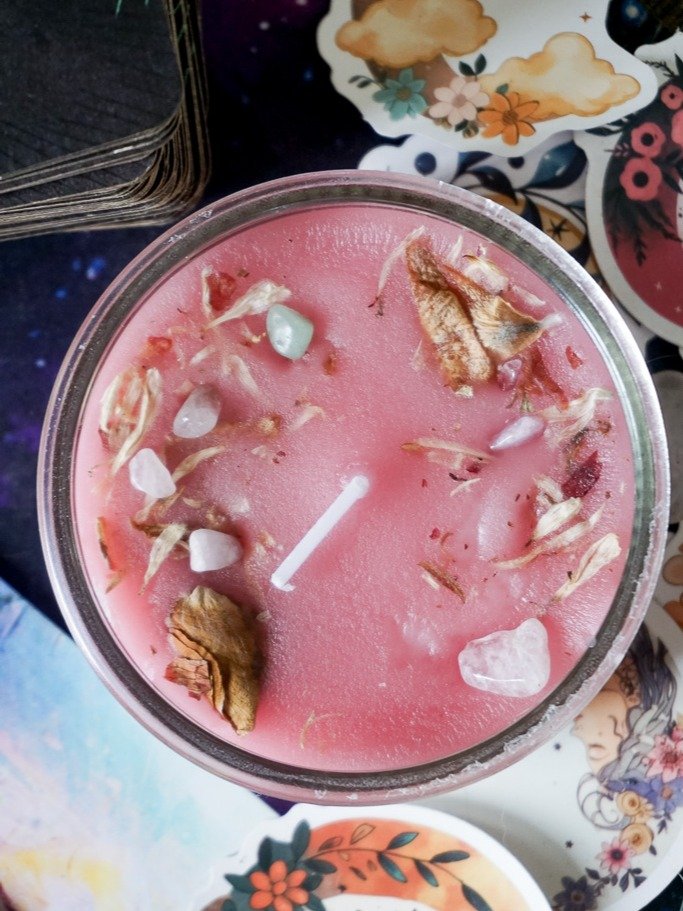 Ritualkerze – Rosenquarz & Blütenzauber product image (1)