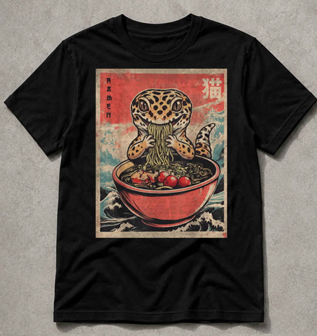 Rolig T-shirt med Leopardgecko som Äter Ramen – För Reptilälskare product image (1)